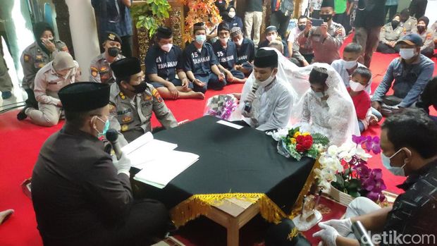 Momen pernikahan Ridwan dan Bunga di Polrestabes Semarang, kamis (17/3/2022).
