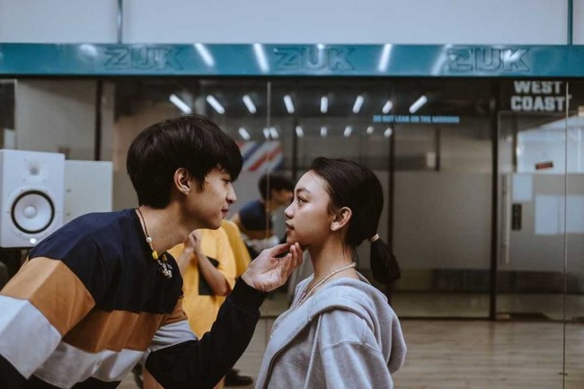 Sebagai pasangan kekasih, Naura dan Devano terlihat cukup kompak. Keduanya sempat beradu akting bersama dalam video klip musik milik Devano yang berjudul Rembulan. Tak hanya itu saja, keduanya juga sempat membintangi beberapa film bersama, seperti Doremu & You dan series My Nerd Girl. Foto: Instagram