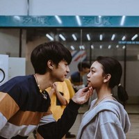 Sebagai pasangan kekasih, Naura dan Devano terlihat cukup kompak. Keduanya sempat beradu akting bersama dalam video klip musik milik Devano yang berjudul Rembulan. Tak hanya itu saja, keduanya juga sempat membintangi beberapa film bersama, seperti Doremu & You dan series My Nerd Girl. Foto: Instagram