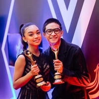 Sama-sama berkarya di dunia hiburan tanah air, Devano dan Naura juga seringkali tampil bersama menghadiri acara-acara penghargaan. Seperti dalam foto yang satu ini, terlihat kompak bukan? Foto: Instagram