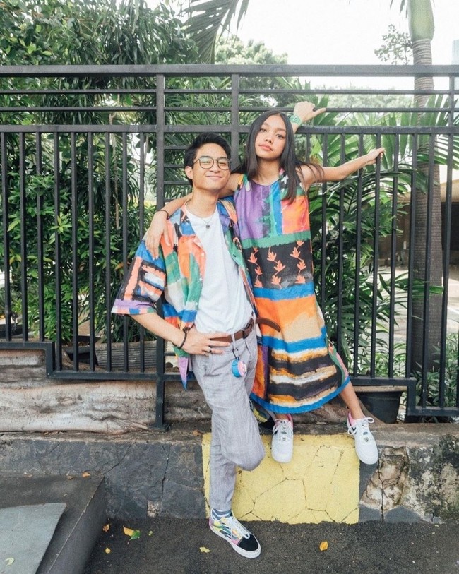 Tak sedikit netizen yang menyayangkan putusnya hubungan Devano dan Naura. Pasalnya pasangan yang satu ini dinilai serasi. Seperti dalam foto yang satu ini, Naura dan Devano tampil kompak mengenakan pakaian couple. Foto: Instagram