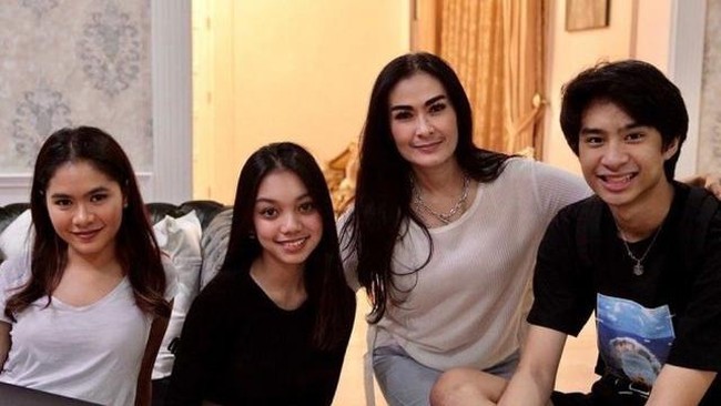 Naura sendiri diketahui sudah cukup dekat dengan keluarga Devano. Seperti dalam foto ini, Naura tampak berfoto bersama ibu Devano, Iis Dahlia, dan juga saudara perempuan Devano, Salshadilla Juwita. Foto: Instagram