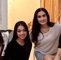 Naura sendiri diketahui sudah cukup dekat dengan keluarga Devano. Seperti dalam foto ini, Naura tampak berfoto bersama ibu Devano, Iis Dahlia, dan juga saudara perempuan Devano, Salshadilla Juwita. Foto: Instagram