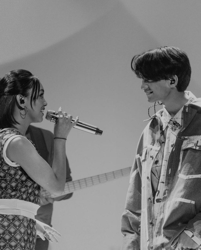 Sama-sama berprofesi sebagai penyanyi sekaligus pemain sinetron, Naura Ayu dan Devano Danendra kerap berkarya bersama. Hal itu yang membuat Naura dan Devano terlihat kian serasi dan kompak sebagai pasangan kekasih. Namun sayang, kabarnya saat ini Naura dan Devano sudah mengakhiri hubungannya tersebut. Foto: Instagram