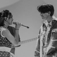 Sama-sama berprofesi sebagai penyanyi sekaligus pemain sinetron, Naura Ayu dan Devano Danendra kerap berkarya bersama. Hal itu yang membuat Naura dan Devano terlihat kian serasi dan kompak sebagai pasangan kekasih. Namun sayang, kabarnya saat ini Naura dan Devano sudah mengakhiri hubungannya tersebut. Foto: Instagram