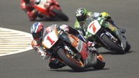 Pembalap Honda Michael Doohan dari Australia memimpin dari Alex Barros dari Brasil dengan Honda-nya dan Loris Capirossi dari Italia dengan Yamaha-nya selama kelas 500cc atau MotoGP dari Grand Prix Indonesia di Sirkuit Sentul, April 1996. (Getty Images/Michael Cooper)