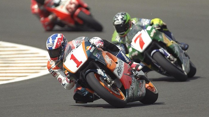 Nostalgia MotoGP Indonesia 25 Tahun Lalu 7 Apr 1996: Honda rider Michael Doohan of Australia leads from Alex Barros of Brazil on his Honda and Loris Capirossi of Italy on his Yamaha during the 500cc class of the Indonesian Grand Prix at the Sentul circuit in Indonesia. \ Mandatory Credit: MikeCooper/Allsport