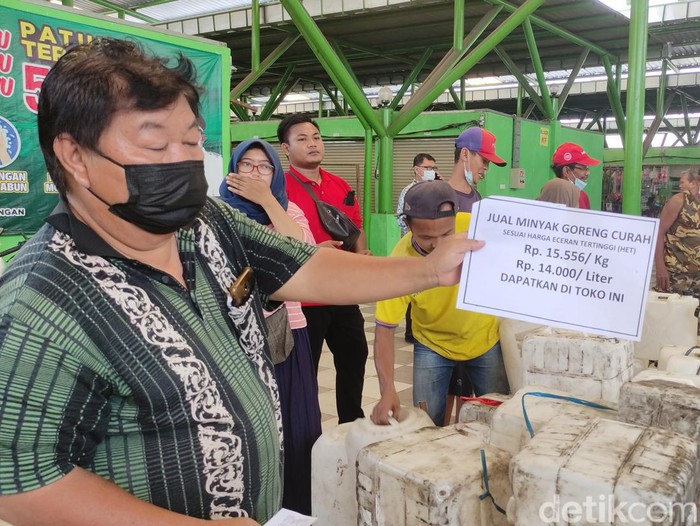 Operasi pasar di Pasar Porong Sidoarjo ketika harga minyak goreng curah sudah mulai naik