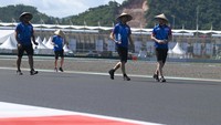 Kru tim Pertamina Mandalika SAG Team juga mengikuti sesi pengenalan lintasan di Pertamina Mandalika International Street Circuit. Mereka mengikuti sesi pengenalan lintasan dengan memakai caping.