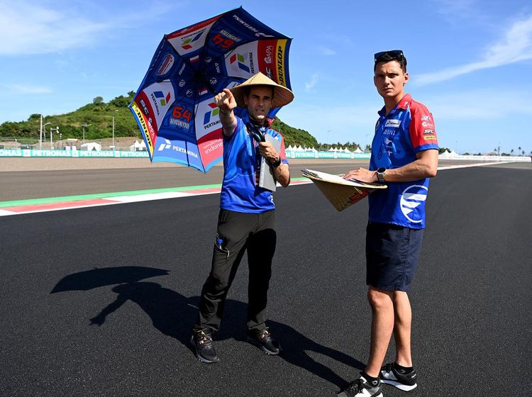 Pakai Caping dan Payung, Rider MotoGP Cek Lintasan Sirkuit Mandalika