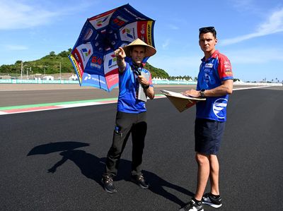 Pakai Caping dan Payung, Rider MotoGP Cek Lintasan Sirkuit Mandalika