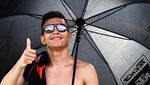 Pakai Caping dan Payung, Rider MotoGP Cek Lintasan Sirkuit Mandalika