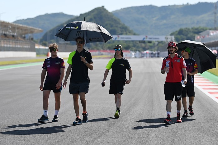 Pakai Caping dan Payung, Rider Cek Lintasan Sirkuit Mandalika Pertamina Grand Prix of Indonesia alias MotoGP Mandalika bakal digelar pada 18-20 Maret 2022. Jelang balapan, para rider mengikuti sesi pengenalan lintasan.