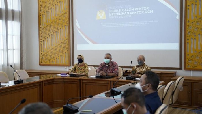 Panja mengumumkan 7 pendaftar yang melengkapi syarat administrasi pada Seleksi Calon Rektor dan Pemilihan Rektor UGM periode 2022—2027.