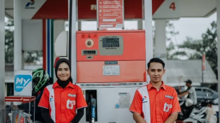 Pasangan yang mengadakan sesi foto prewedding di SPBU.