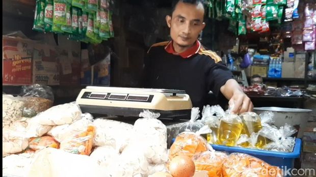 Pedagang di Pasar Padayungan Tasikmalaya.