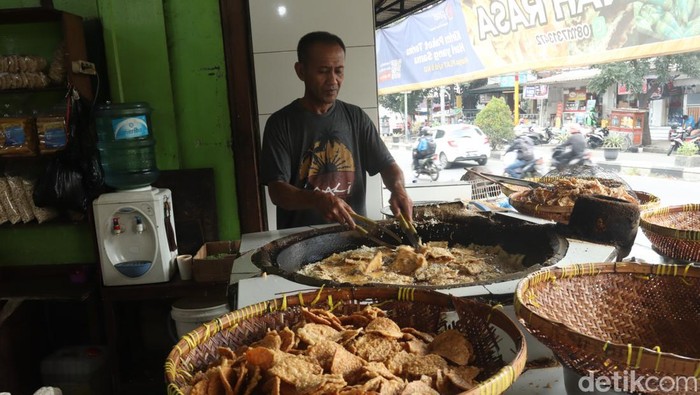 Pedagang tempe gorengan di Bandung