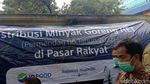 Pedagang-Warga Antre Minyak Goreng Murah di Pasar Senen