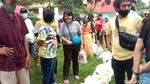 Pedagang-Warga Antre Minyak Goreng Murah di Pasar Senen