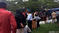 Sementara untuk warga tidak ada syarat khusus hanya dibatasi maksimal 5 kg/orang.