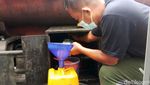 Pedagang-Warga Antre Minyak Goreng Murah di Pasar Senen