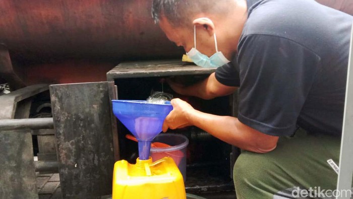 Pedagang-Warga Serbu Minyak Goreng Curah di Pasar Senen Operasi minyak goreng curah digelar di Pasar Senen, Jakarta Pusat. Minyak goreng ini langsung diserbu warga dan pedagang.