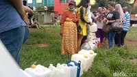 Tampak warga dan pedagang antre untuk membeli minyak goreng curah.