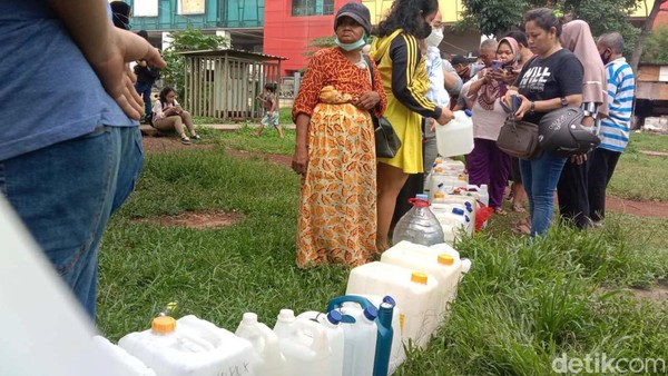 Pedagang-Warga Antre Minyak Goreng Murah di Pasar Senen