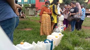 Pedagang-Warga Antre Minyak Goreng Murah di Pasar Senen