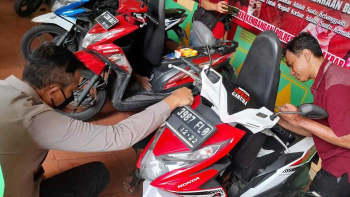 Pemasangan alat anti-maling motor di Polres Jakbar