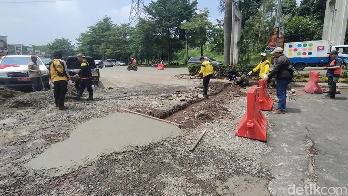 Pemasangan tali air di Depok (Dwi Rahmawati/detikcom)