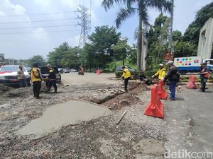 PUPR Depok Bakal Beton Jalan Utama GDC yang Rusak Tahun Depan