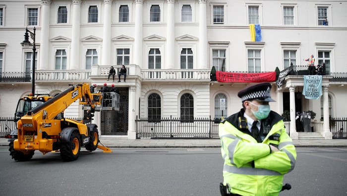 FILE PHOTO: SENSITIVE MATERIAL. THIS IMAGE MAY OFFEND OR DISTURB Police officers prepare to enter a mansion reportedly belonging to Russian billionaire Oleg Deripaska, who was placed on Britain's sanctions list last week, as squatters occupy it, in Belgravia, London, Britain, March 14, 2022. REUTERS/Peter Nicholls/File Photo