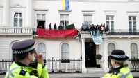 Salah satu pengunjuk rasa sambil berdiri di balkon, mengatakan kepada wartawan bahwa mereka melakukan ini demi membantu para pengungsi Ukraina.