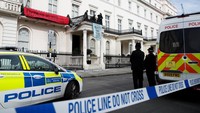Petugas polisi berjaga saat sejumlah orang melakukan aksi demonstrasi di rumah milik miliarder Rusia, Oleg Deripaska, di Belgravia, London, Senin (14/3/2022) waktu setempat.  