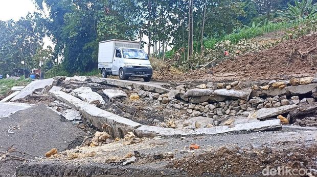 Penampakan jalan rusak di Kedungjati Grobogan. Ruas jalan ini alternatif menuju ke Salatiga dari Demak.