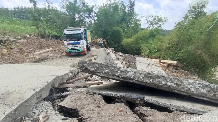 Penampakan jalan rusak di Kedungjati Grobogan. Ruas jalan ini alternatif menuju ke Salatiga dari Demak.