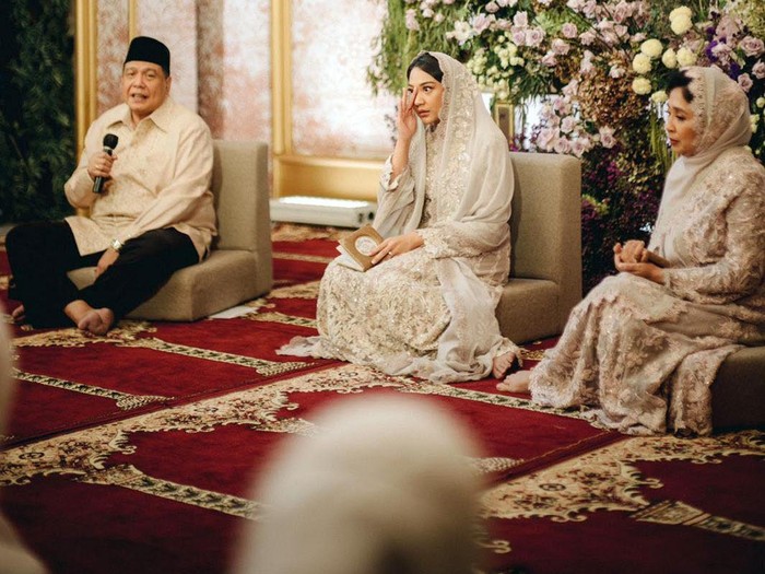 Putri Tanjung menggelar pengajian jelang pernikahannya dengan Guinandra Jatikusumo di kediaman ayahnya Chairul Tanjung, di Menteng, Jakarta Selatan, pada Kamis (17/3/2022).