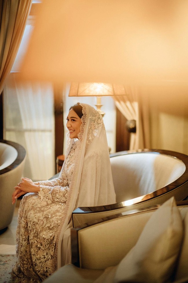 Inilah senyum manis pengusaha muda dan staf khusus kepresidenan ini dalam balutan abayanya dalam sesi foto setelah acara pengajian. Acara akad nikah sendiri dijadwalkan berlangsung pada Minggu (20/3/2022). Foto: Samuel Rustandi/Morden.Co