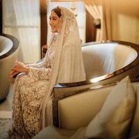 Inilah senyum manis pengusaha muda dan staf khusus kepresidenan ini dalam balutan abayanya dalam sesi foto setelah acara pengajian. Acara akad nikah sendiri dijadwalkan berlangsung pada Minggu (20/3/2022). Foto: Samuel Rustandi/Morden.Co