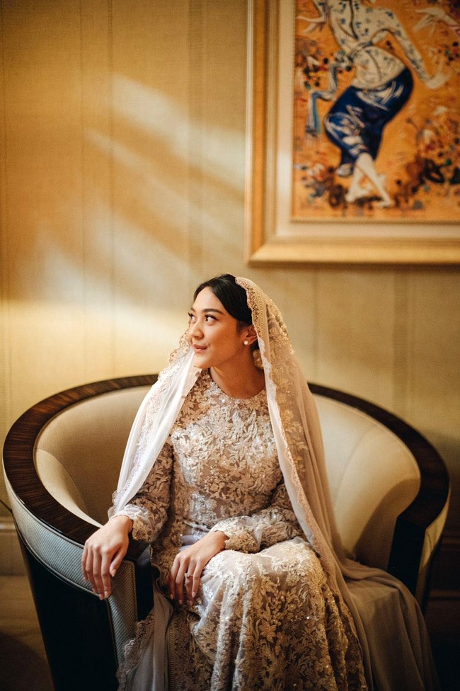 Putri Tanjung tampil elegan dengan abaya. Potongan busana tersebut seperti dress panjang dengan lengan panjang.Foto: Samuel Rustandi/Morden.Co