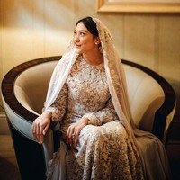 Putri Tanjung tampil elegan dengan abaya. Potongan busana tersebut seperti dress panjang dengan lengan panjang.Foto: Samuel Rustandi/Morden.Co