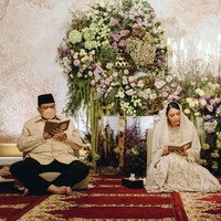 Dalam momen lamaran tersebut, Putri Tanjung diapit oleh kedua orangtuanya. Sambil menahan tangis, Putri mengungkapkan ucapan kasih sayang serta rasa terima kasih karena selama ini sudah dirawat dengan penuh kebahagiaan. Foto: Samuel Rustandi/Morden.Co