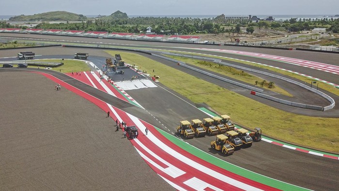 Foto udara sejumlah pekerja mengerjakan pengaspalan ulang tikungan ke-17 lintasan Pertamina Mandalika International Street Circuit di KEK Mandalika, Kecamatan Pujut, Praya, Lombok Tengah, NTB, Sabtu (5/3/2022). Pengaspalan ulang lintasan dengan total panjang 1,2 Km tersebut tengah dikerjakan sesuai dengan spesifikasi dari Dorna Sports dan FIM serta ditargetkan dapat rampung pada 10 Maret mendatang. ANTARA FOTO/Ahmad Subaidi/wsj.