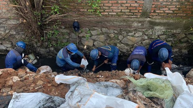 Pengerukan got yang sebabkan banjir di Duren Sawit, Jakarta Timur.