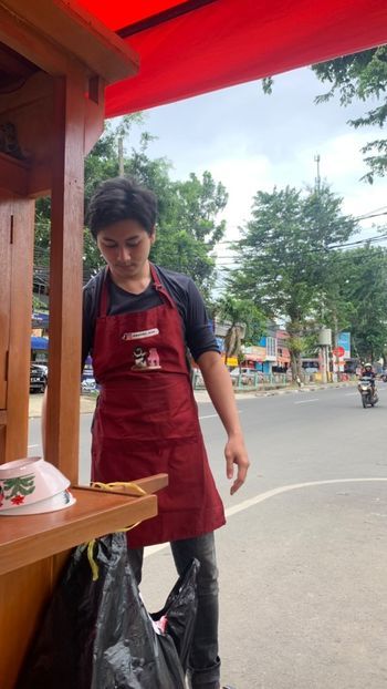 Penjual bakso aci ganteng
