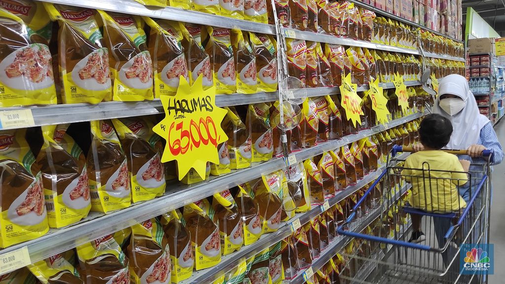 Penjualan minyak goreng di Hypermart Pejaten Village, Jakarta, Kamis (17/3/2022). (CNBC Indonesia/Andrean Kristianto)