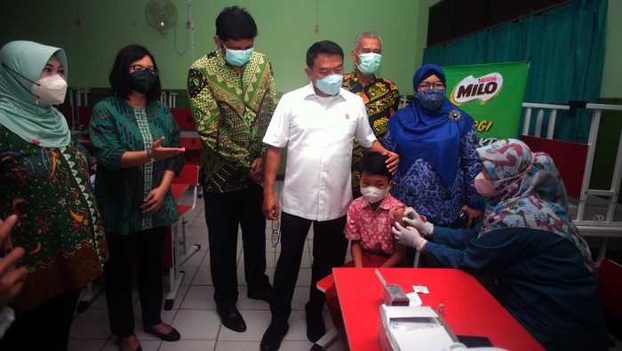 Vaksinasi Covid-19 untuk anak dilakukan di SDN Jatiasih III, IV dan V Bekasi. Kegiatan ini didukung oleh kantor Staf Kepresidenan.