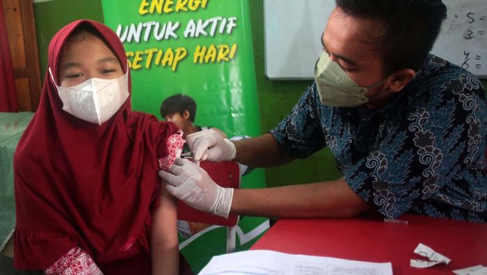 Vaksinasi Covid-19 untuk anak dilakukan di SDN Jatiasih III, IV dan V Bekasi. Kegiatan ini didukung oleh kantor Staf Kepresidenan.