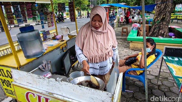 Pedagang kaki lima menjual gorengan di Alun-alun Wates, Kamis (17/3/2022).